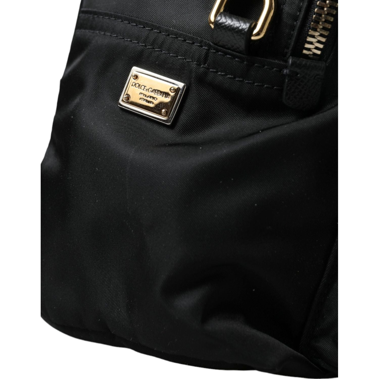 Front view with bag zipped and handles upright.