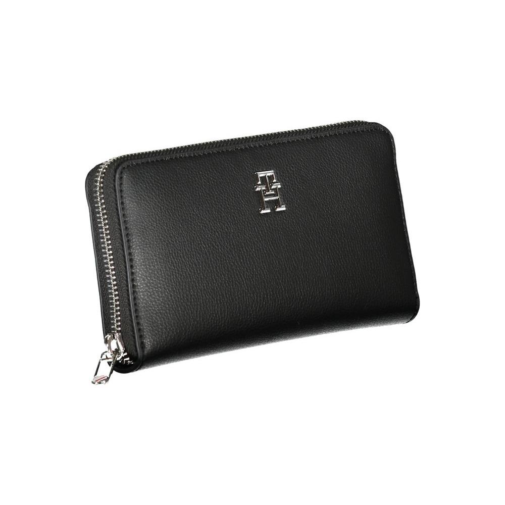 Tommy Hilfiger Sleek Zippered Black Wallet with Multiple Compartments Tommy Hilfiger