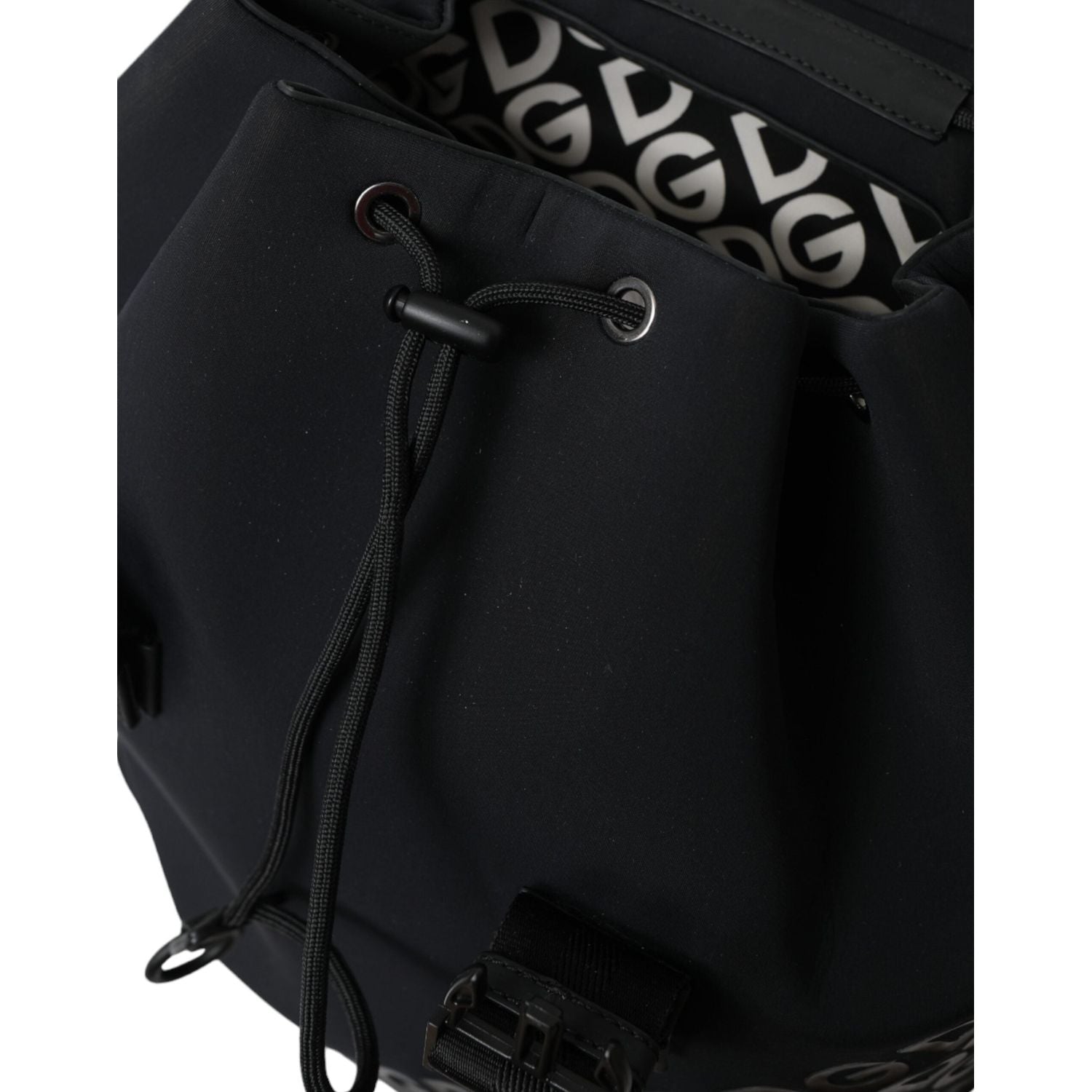 Front view with bag zipped and handles upright.